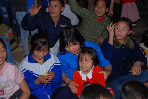 Sinh viên tình nguyện cùng các em nhỏ xã Thanh Quân, huyện Như Xuân, tỉnh Thanh Hóa.
